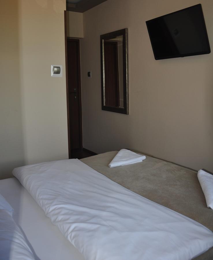 Hotel Mis Bochnia Bagian luar foto